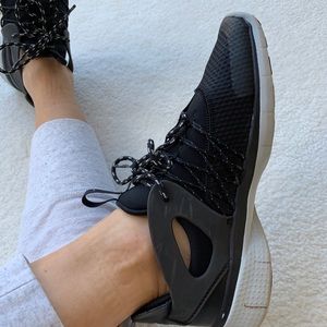 Womens - Black Nikes - Ankle W8